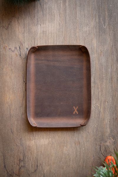 minimal X design صينية جلدية (كبيرة) منظم سطح المكتب تان كريزي - جلد حقيقي ومصنوع يدويًا - تصميم بسيط