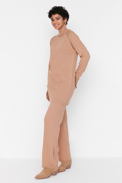 Trendyol Modest Zestaw swetrów i spodni w kolorze wielbłądziego golfa TCTAW23US00002