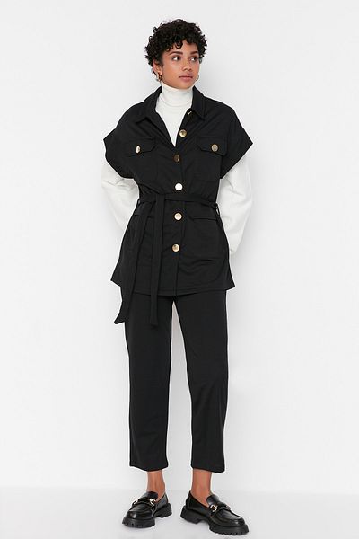 Trendyol Modest Schwarz-goldener Strickanzug mit Weste und Hose mit Knöpfen TCTAW22US0062