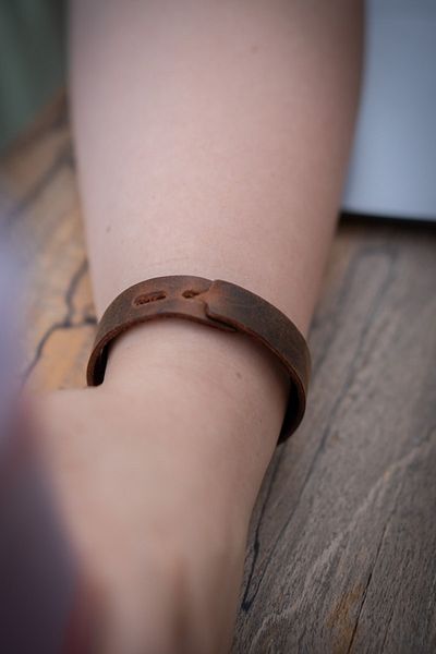minimal X design سوار جلدي بمحيط معصم 15-17 سم - أسمر غامق - مصنوع يدويًا من الجلد الحقيقي - بسيط