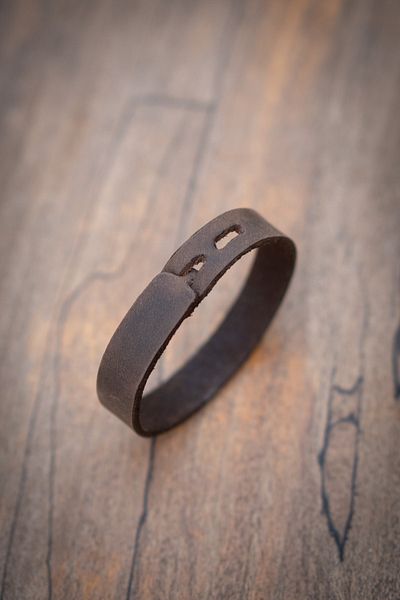 minimal X design سوار جلدي بمحيط معصم 17-19 سم - كستنائي مجنون - جلد حقيقي مصنوع يدويًا - بسيط