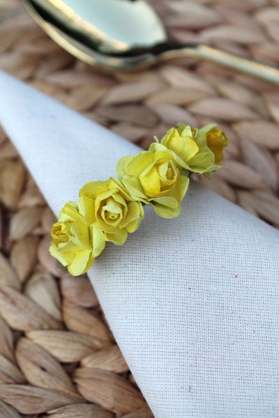Emtory Home 6-Piece Yellow Rose Bunch Napkin Ring with Wicker Rope Ring