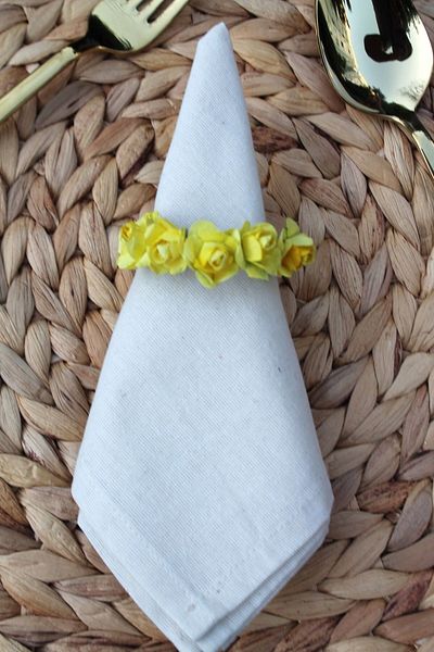 Emtory Home 6-Piece Yellow Rose Bunch Napkin Ring with Wicker Rope Ring
