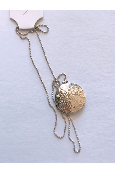 Yeşim Aksesuar Clamshell Necklace with Photo Posed