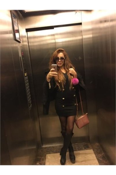 lovebox فستان سهرة قصير مصنوع من نسيج مرن للغوص من Tknfashion مزود بأزرار سوداء اللون ورقبة على شكل حرف V