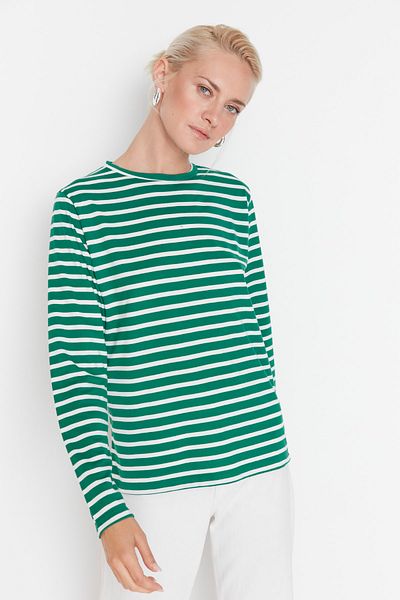 Trendyol Collection Grün gestreiftes Basic-Strick-T-Shirt mit normalem/normalem Muster und Rundhalsausschnitt TWOAW23TS00002