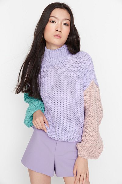 Trendyol Collection Lila, széles szabású, puha textúrájú színes blokk kötöttáru pulóver TWOAW21KZ0271