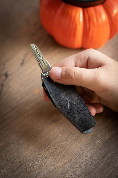 minimal X design Leather Keychain V 3-4 Key Capacity - Anthracite - Minimalist Design