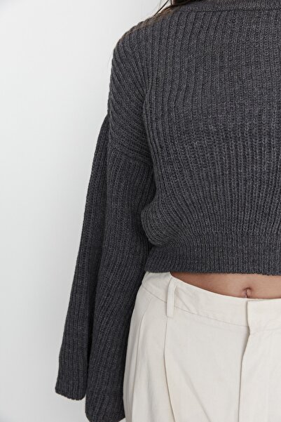 Trendyol Collection Antracit Crop Wide Fit Španělský svetr s rukávem TWOAW20KZ0743