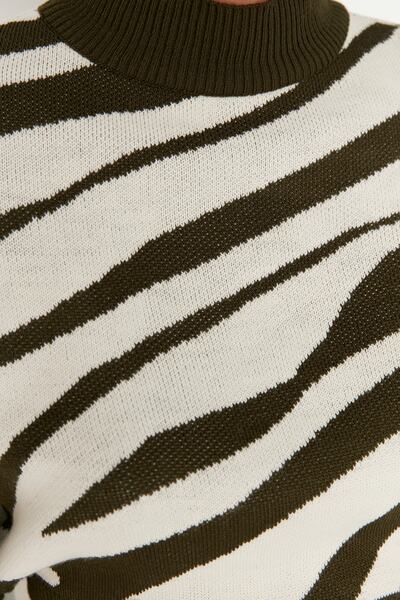 Trendyol Collection Zebra vzorovaný khaki svetr - Twoaw21Kz0010