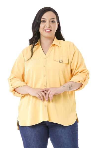 DISENTIS MODEST قميص أصفر مقاس كبير مع غطاء جيب مزخرف وأحجار وإبزيم وأكمام قا...