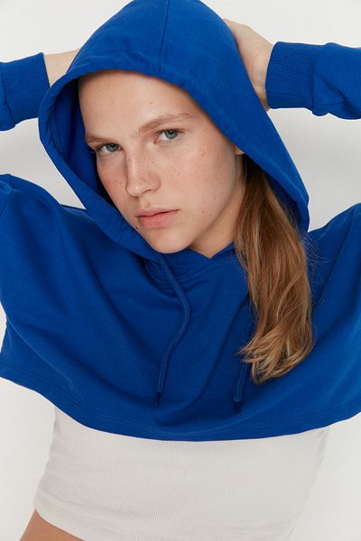 Kolekcia Trendyol Pletená športová mikina Saks Super Crop s kapucňou TWOAW22SW0638