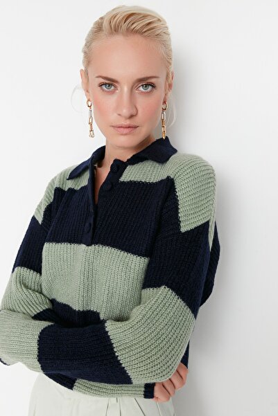 Trendyol Collection Sötétkék puha textúrájú, tömbmintás, vágott kötöttáru pulóver - TWOAW22KZ0226