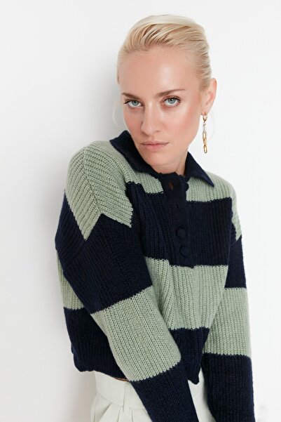 Trendyol Collection Sötétkék puha textúrájú, tömbmintás, vágott kötöttáru pulóver - TWOAW22KZ0226