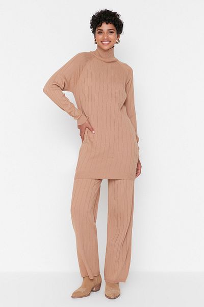 Trendyol Modest Zestaw swetrów i spodni w kolorze wielbłądziego golfa TCTAW23US00002