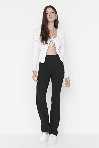 Trendyol Collection Schwarze ausgestellte Strickhose TWOAW23PL00000