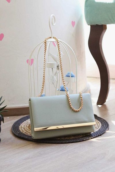 Moom Bag Γυναικεία τσάντα ώμου με πράσινη ρίγα μέντας με λεπτομερή αλυσίδα