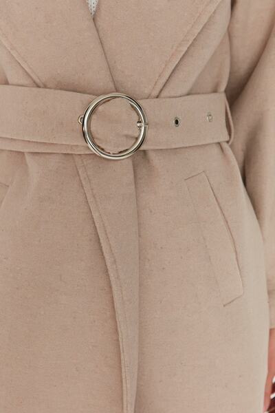 Trendyol Collection Běžný kabát – s detailem kamenné přezky a páskem TWOAW20KB0029