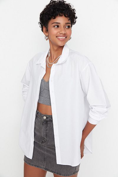Trendyol Collection Weißes, locker sitzendes Hemd aus Baumwollgewebe TWOAW20GO0107