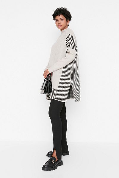 Trendyol Modest Beige gestreifter Strick-Ponchopullover TCTAW23KZ00076