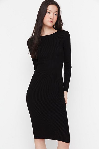 Trendyol Collection Černé tělo sedící midi úplet, šaty s detailem zad: TWOAW23EL00030