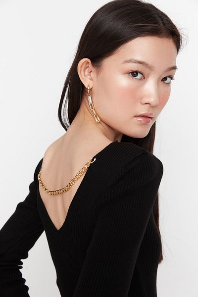 Trendyol Collection Černé tělo sedící midi úplet, šaty s detailem zad: TWOAW23EL00030