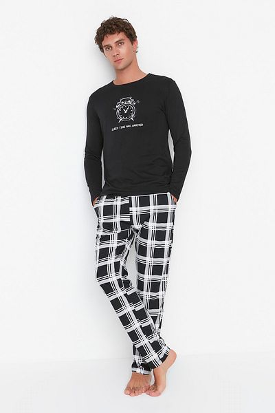 Trendyol Collection Schwarzes Pyjama-Set aus 100 % Baumwolle mit normaler Passform und Rundhalsausschnitt THMAW22PT0441