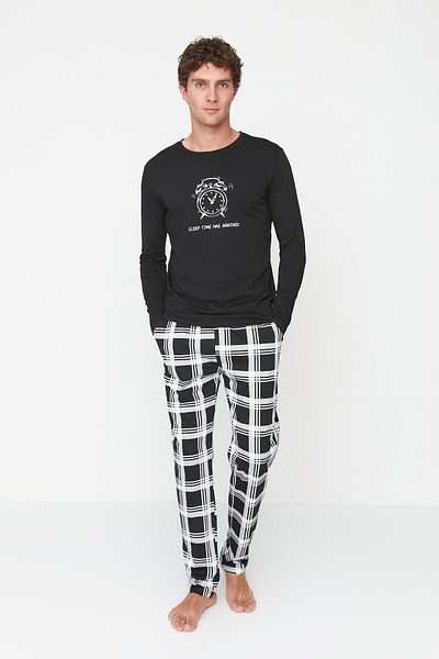 Trendyol Collection Schwarzes Pyjama-Set aus 100 % Baumwolle mit normaler Passform und Rundhalsausschnitt THMAW22PT0441