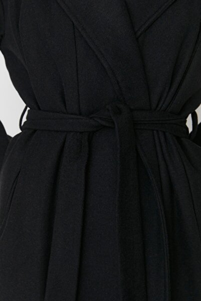 Trendyol Collection Černý pásek široký střih oversize kabát s kapucí TWOAW22KB0082