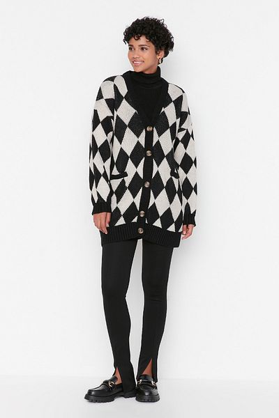 Trendyol Modest Černý geometrický vzorovaný kostěný knoflík a kapesní detailní pletený svetr TCTAW23HI00029