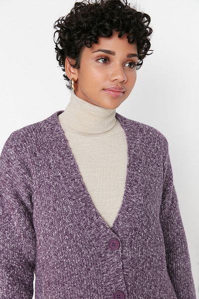 Trendyol Modest Lilafarbene Strickjacke mit V-Ausschnitt und Knopfleiste TCTAW22HI0397