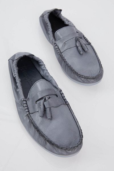 Tonny Black Grauer Herren-Loafer mit Fransen auf der Vorderseite und Gummizug auf der Rückseite. Bequemer Loafer aus echtem Leder