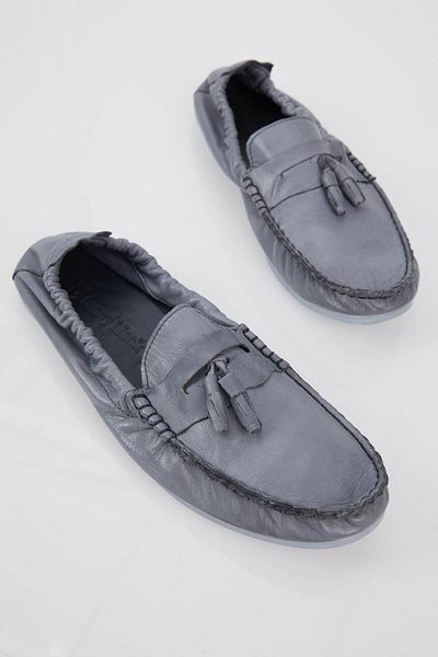 Tonny Black Grauer Herren-Loafer mit Fransen auf der Vorderseite und Gummizug auf der Rückseite. Bequemer Loafer aus echtem Leder