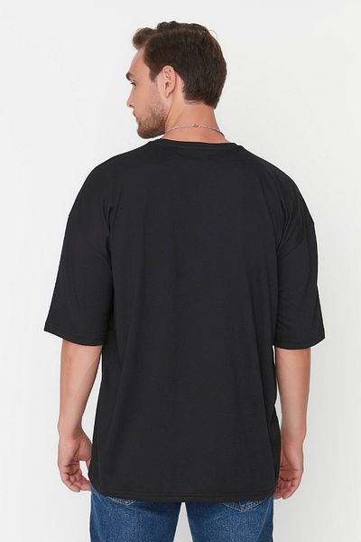 Trendyol Collection Schwarzes Oversize-T-Shirt mit Rundhalsausschnitt und kurzen Ärmeln - TMNSS22TS0317