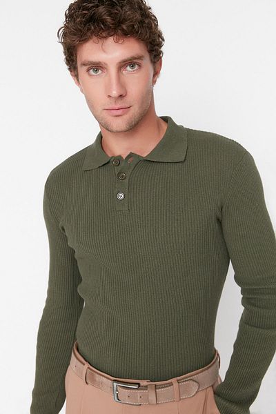 Trendyol Collection Khakifarbener, eng anliegender, geknöpfter, gerippter Strickpullover aus Baumwolle mit Polokragen TMNAW21KZ0567