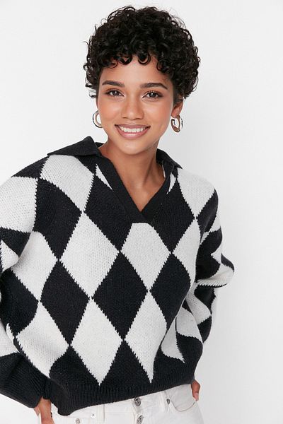Trendyol Collection Weicher, strukturierter, gemusterter schwarzer Strickpullover – Wide Fit TWOAW23KZ00904
