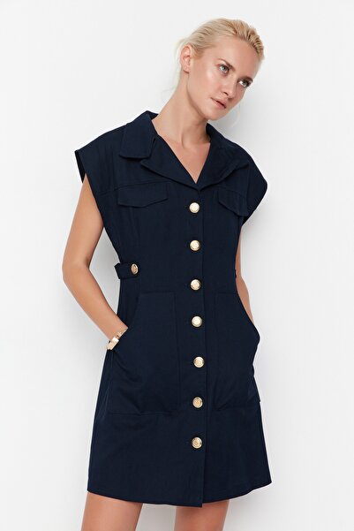 Trendyol Collection Detail na knoflíky v námořnické modré Gabardine Mini tkané košilové šaty TWOSS22EL2970