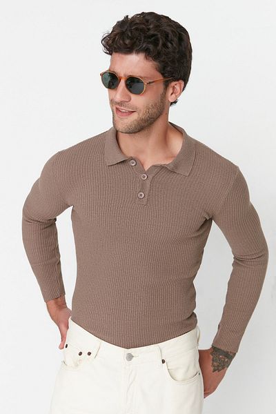 Trendyol Collection Gerippter Herrenpullover mit Polokragen – Nerz, Baumwolle, Knopfleiste TMNAW21KZ0567