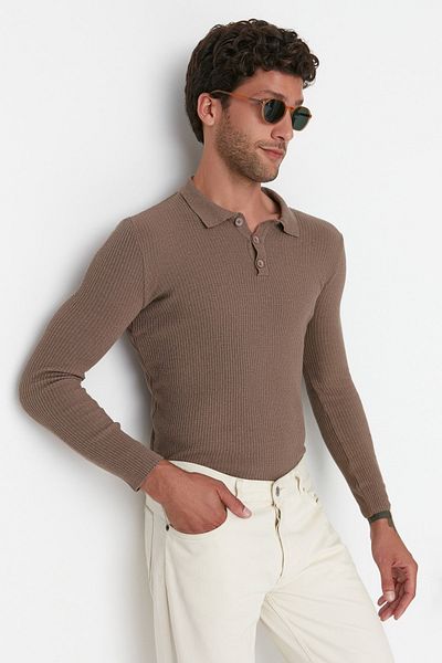 Trendyol Collection Gerippter Herrenpullover mit Polokragen – Nerz, Baumwolle, Knopfleiste TMNAW21KZ0567