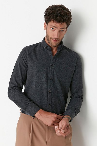 Trendyol Collection Schwarzes Slim Fit-Hemd mit einer Tasche - TMNAW20GO0523