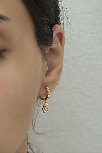 Nereze 925 Ayar Gümüş Sallantılı Gold Kartanesi Küpe