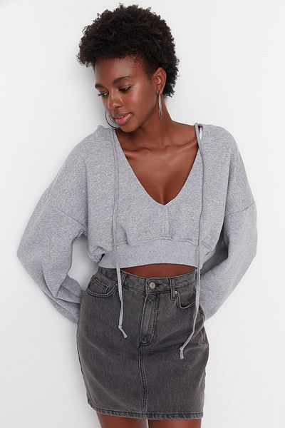 Trendyol Collection Graues, dickes Fleece-Innenfutter, Kapuze, V-Ausschnitt, lockere Passform, kurzes Strick-Sweatshirt TWOAW23SW00096