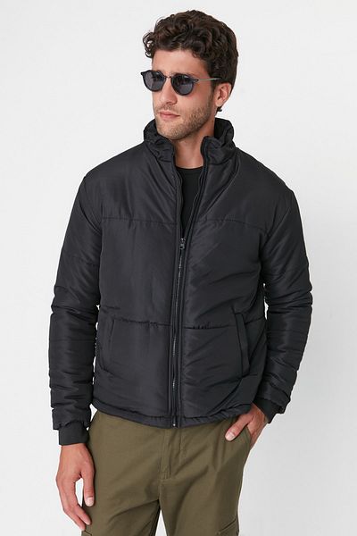 Trendyol Collection Schwarze wind- und wasserabweisende Pufferjacke – Tasche, normale Passform TMNAW22MO0091