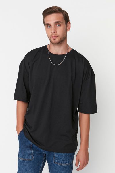 Trendyol Collection Schwarzes, übergroßes/weit geschnittenes, kurzärmliges Basic-T-Shirt mit Rundhalsausschnitt TMNSS22TS0317
