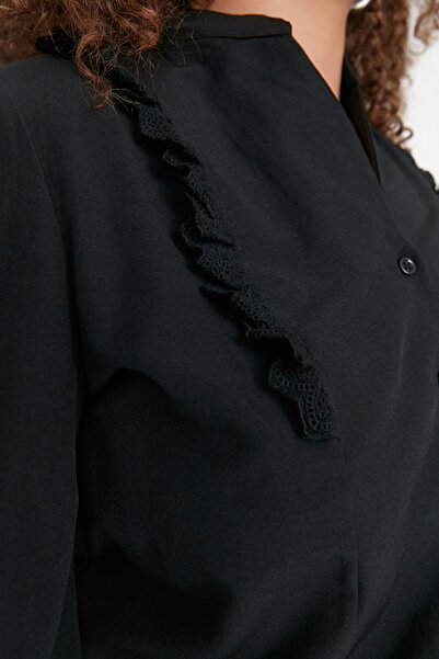 Trendyol Curve Detail černého aktuálního límečku a balonového rukávu velké velikosti - TBBAW23AX00008