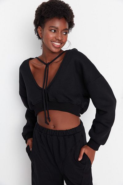Trendyol Collection Schwarzes, dickes Fleece-Innenfutter, V-Ausschnitt, lockere Passform, kurzes Strick-Sweatshirt TWOAW23SW00096