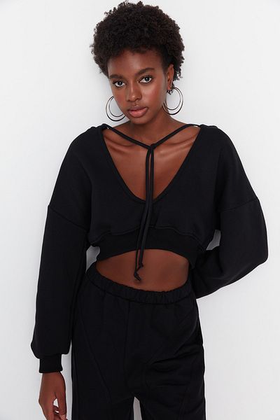 Trendyol Collection Schwarzes, dickes Fleece-Innenfutter, V-Ausschnitt, lockere Passform, kurzes Strick-Sweatshirt TWOAW23SW00096