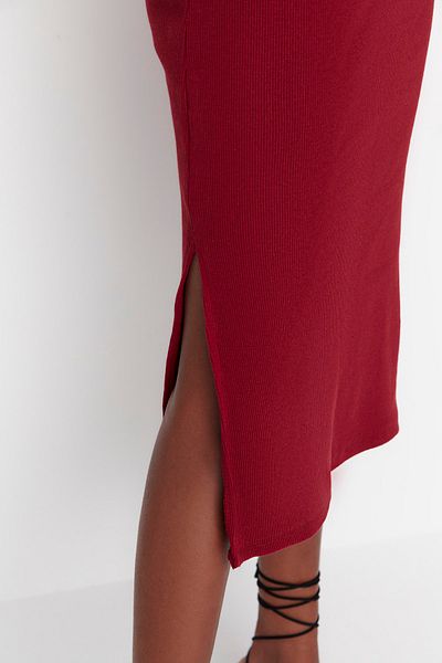 Trendyol Collection Flexibles Kordel-Strickkleid – Rundhals-Midikleid mit Schlitzdetail, Burgunderrot TWOAW21EL0135