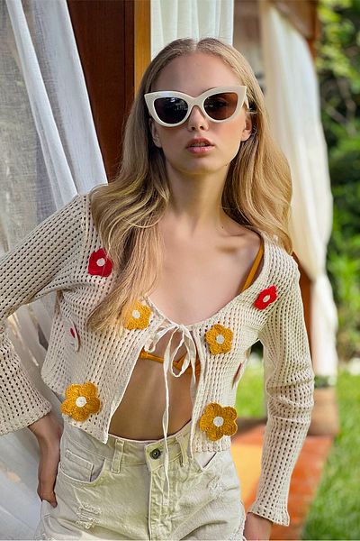Trend Alaçatı Stili Beigefarbene Häkel-Cardigan mit Blumenmotiv und Schnürung vorne für Damen ALC-X8910
