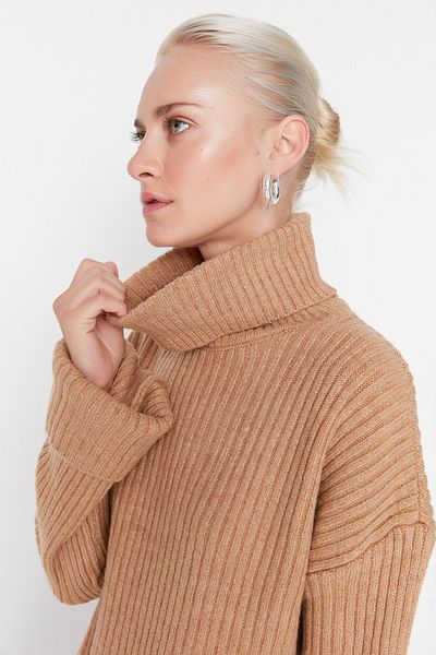 Trendyol Collection Camel Wide Fit měkký rolák s texturou TWOAW23KZ0054